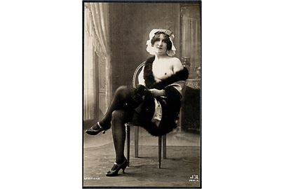Erotisk postkort. Topløs kvinde sidder i stol. Nytryk Stampa PR no. 128.     