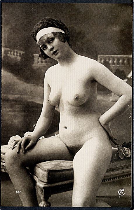 Erotisk postkort. Nøgen kvinde kun iført hårbånd, sidder på skammel. Nytryk Stampa PR no. 149.   