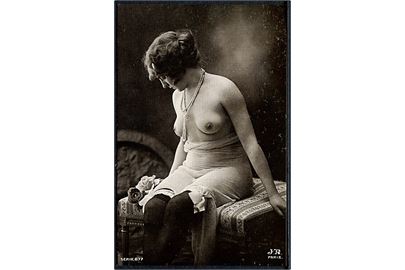 Erotisk postkort. Topløs kvinde sidder på skammel. Nytryk Stampa PR no. 175.     