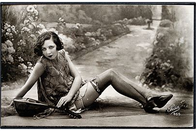 Erotisk postkort. Kvinde poserer siddende på gulvet. Nytryk Stampa PR no. 185.    