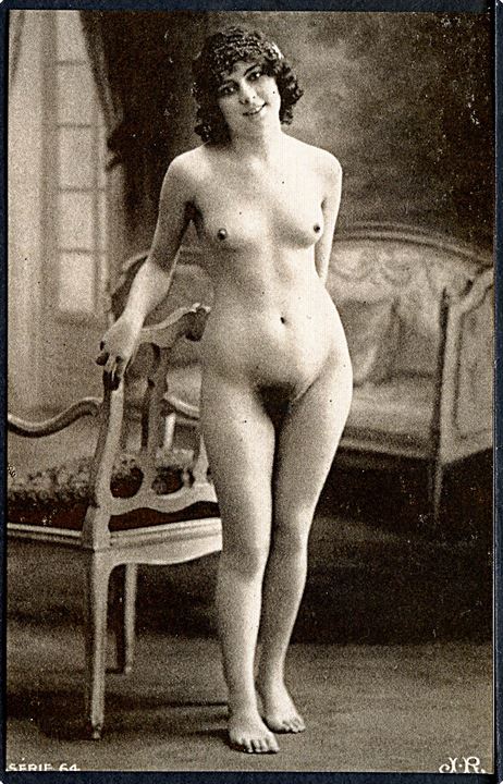 Erotisk postkort. Nøgen kvinde poserer ved stol. Nytryk Stampa PR no. 253.    