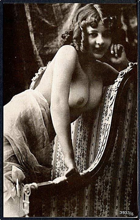 Erotisk postkort. Topløs kvinde i stol. Nytryk Stampa PR no. 273.     