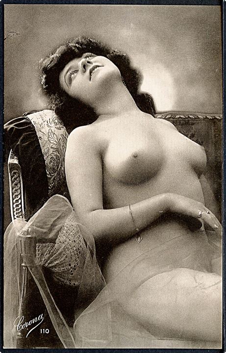 Erotisk postkort. Nøgen kvinde siddende i sofa. Nytryk Stampa PR no. 278.    