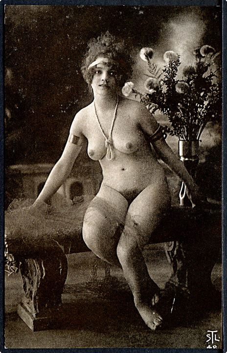 Erotisk postkort. Nøgen kvinde poserer på bænk. Nytryk Stampa PR no. 301.   