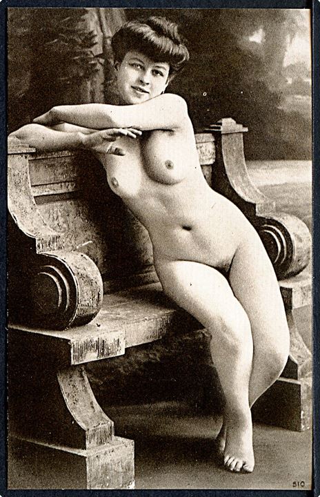 Erotisk postkort. Nøgen kvinde sidder på bænk. Nytryk Stampa PR no. 302.     