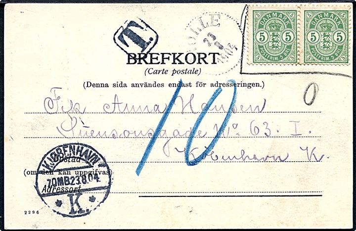 5 øre Våben i parstykke markeret ugyldig på brevkort stemplet Mölle d. 23.8.1904 til København, Danmark. Udtakseret i 10 øre porto.