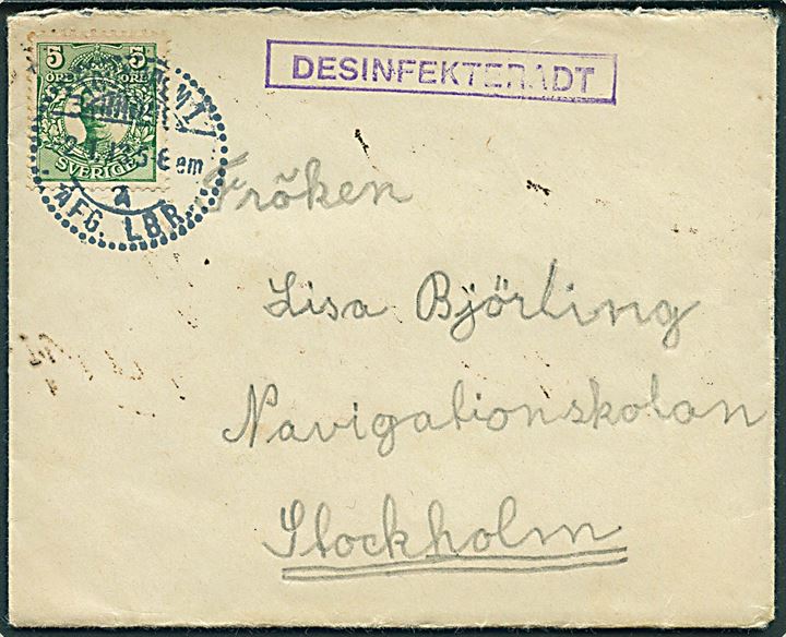5 öre Gustaf på brev sendt lokalt i Stockholm d. 2.1.1913. Rammestempel “DESINFEKTERADT”. Fuldt indhold fra barn som er i karantæne på epidemisygehus med skarlagensfeber. Interessant tidsbillede.