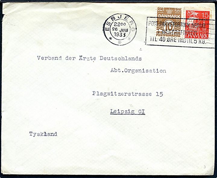 10 øre Bølgelinie og 15 øre Karavel på brev annulleret med TMS Esbjerg ***/”Post-Pakkeportoen nedsat i Nærtrafikken til 40 Øre indtil 5 Kg.” d. 26.6.1933 til Leipzig, Tyskland. Vanskeligt stempel.