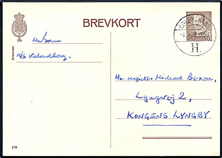 20 øre Fr. IX helsagsbrevkort (fabr. 178) skrevet ombord på M/S “Kalundborg” og annulleret brotype Vd Kolby Kaas H. d. 9.3.1953 til Lyngby. 
