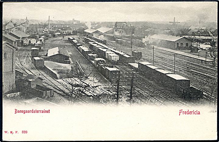 Fredericia. Banegaardsterrainet med mange togvogne. Mølle ses i baggrunden. Warburgs Kunstforlag no. 820. 