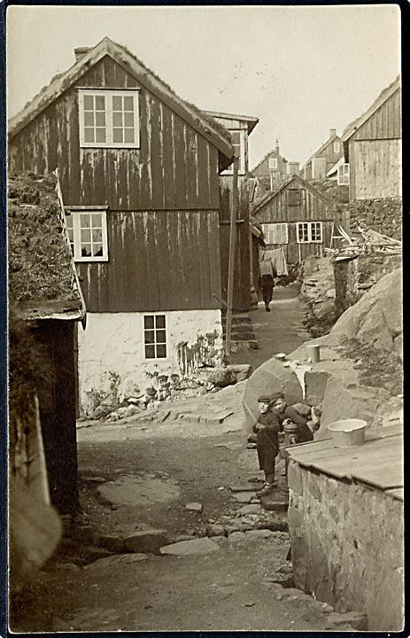 Thorshavn, gadeparti. Klassisk postkort anvendt 1964.