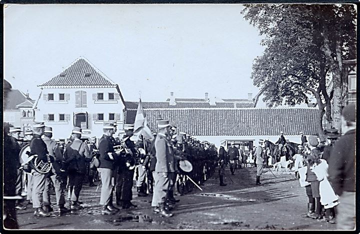 Kerteminde, soldaterparade og militærorkester ved Muus's pakhus ca. 1910. Fotokort u/no.