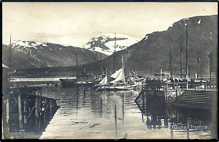 Tromsø havn med skibe. Mittet & Co. no. 196.