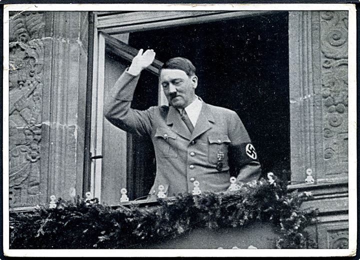 Hitler i vinduet på Deutschen Hof under Reichspartiettag i Nürnberg 1935.