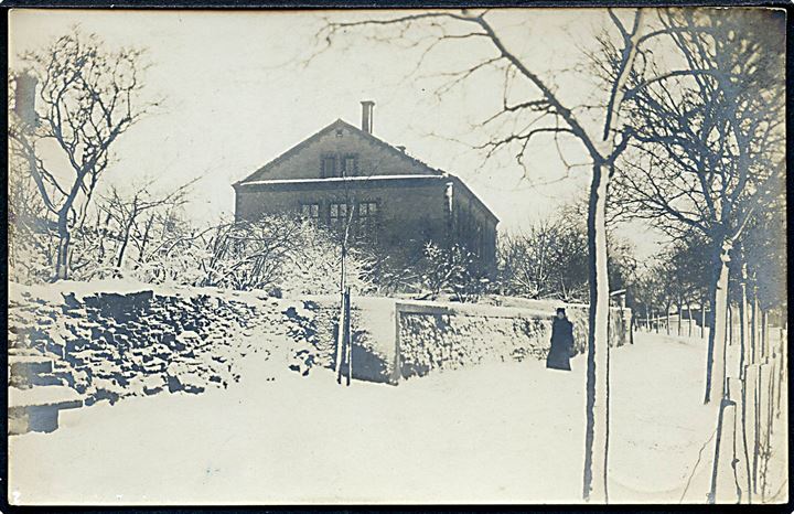 Neksø, ejendom i snevejr. Fotograf Joh. Hansen, Nexø u/no.
