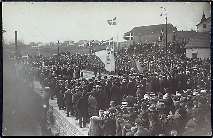 Genforeningen. Sønderjysk Kommando modtages - antagelig i Haderslev - d. 5.5.1920. Fotokort u/no.