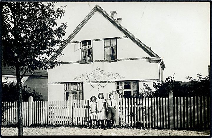 Børn foran Villa Kamma bygget 1907. Ukendt sted. Fotokort u/no.
