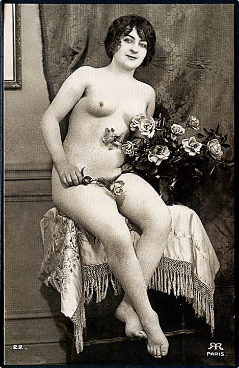 Erotisk postkort. Nøgen kvinde med blomster sidder på bord. Nytryk Stampa PR no. 17.   