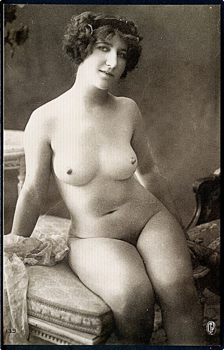 Erotisk postkort. Nøgen kvinde sidder på skammel. Nytryk Stampa PR no. 18.   