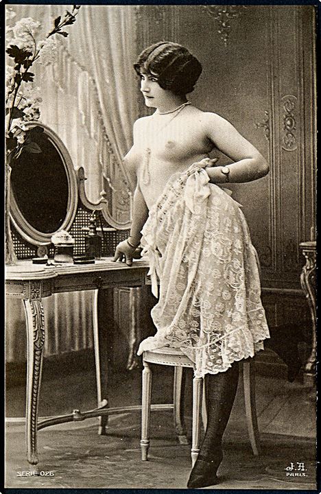 Erotisk postkort. Topløs kvinde poserer ved sminkebord. Nytryk Stampa PR no. 45.    