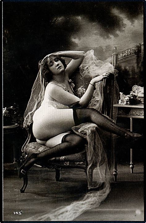Erotisk postkort. Nøgen kvinde iført blonder. Nytryk Stampa PR no. 88.   