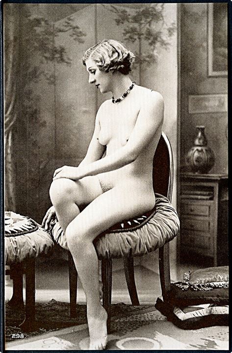 Erotisk postkort. Nøgen kvinde poserer på stol. Nytryk Stampa PR no. 205.   