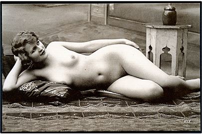 Erotisk postkort. Nøgen kvinde ligger på tæppe på gulvet. Nytryk Stampa PR no. 218.    