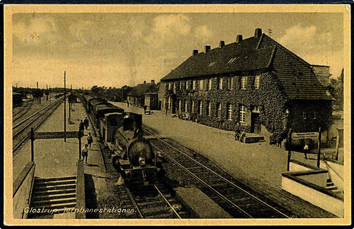 Glostrup Jernbanestation med Lokomotiv. Rudolf Olsens Kunstforlag no. 818. 