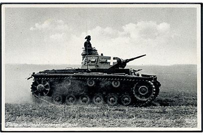 Tysk kampvogn under angreb. Anvendt som ufrankeret feltpostkort 1940. Har været opklæbet.