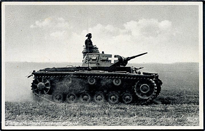 Tysk kampvogn under angreb. Anvendt som ufrankeret feltpostkort 1940. Har været opklæbet.
