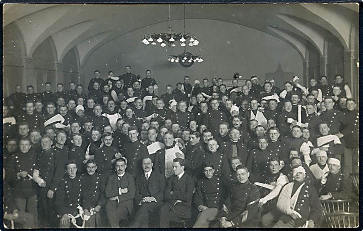 Forsamlinger af soldater med diverse forbindinger under Sikringsstyrken. Fotograf I. Krog u/no.