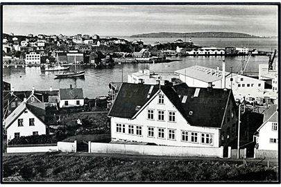 Thorshavn, Tinganes med skibe. Stenders no. 99936.