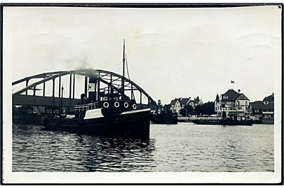 Sønderborg, Chr. X.'s bro og DFDS slæbebåd. Foto Poulsen u/no.