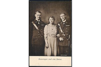 Dronning Alexandrine med sønnerne Frederik og Knud. Elfelt foto. U/no.