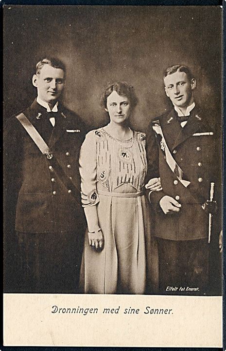 Dronning Alexandrine med sønnerne Frederik og Knud. Elfelt foto. U/no.