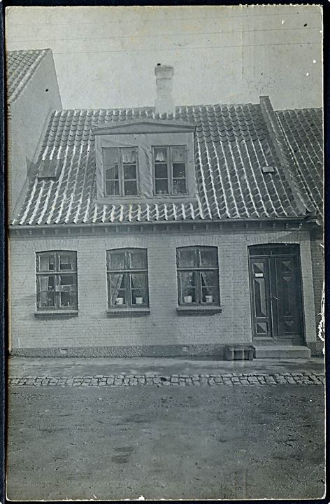 Hus facade. Muligvis i Odense. Fotokort u/no. 