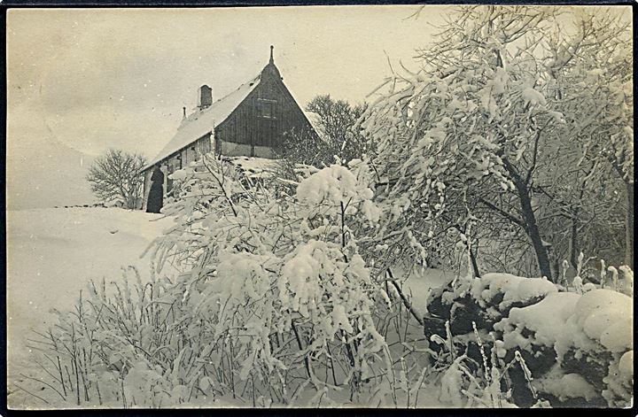 Hus og natur med sne. Sted ukendt. Fotokort u/no. 