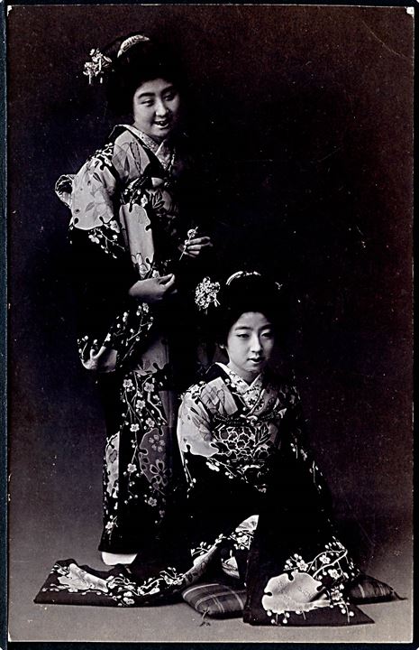 Japanske kvinder i Kimono. Kartonkort. U/no. 