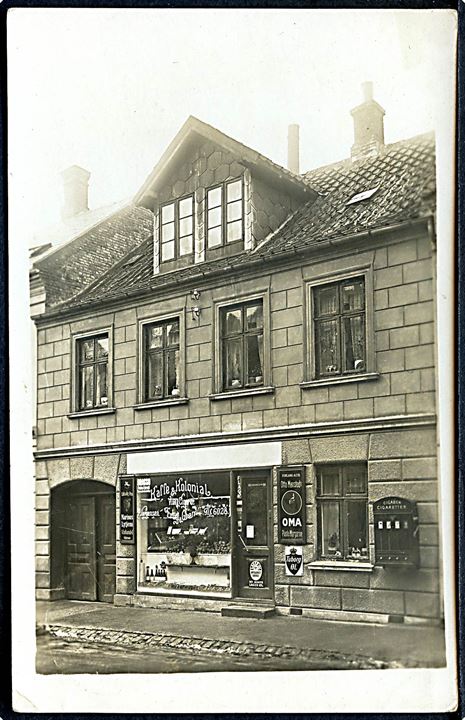 Butiksfacade. P. Jørgensen Kaffe & Kolonial. Fotokort muligvis fra Odense. Anvendt fra Ellinge 1930.