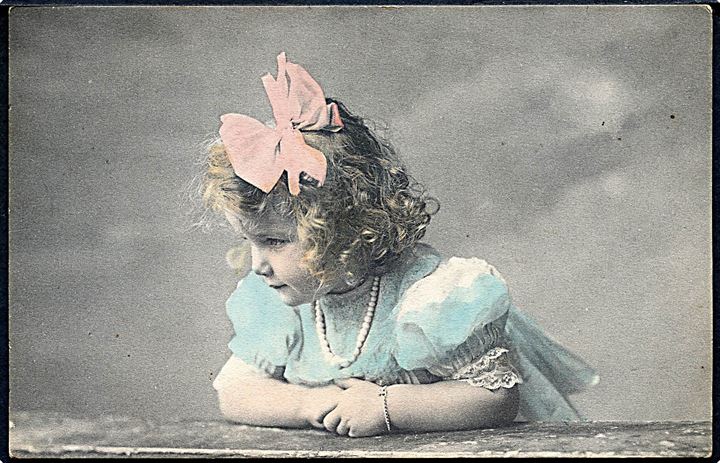 Pige iført blå kjole og lyserød sløjfe i håret. C. T. & Cie. Serie 186. 