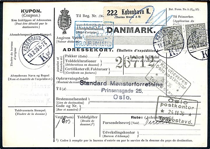 50 øre Chr. X med perfin MH i parstykke på internationalt adressekort for pakke fra firma Marius Hartz A/S i Kjøbenhavn d. 18.2.1926 til Oslo, Norge. Selvregistreret pakke-etiket.