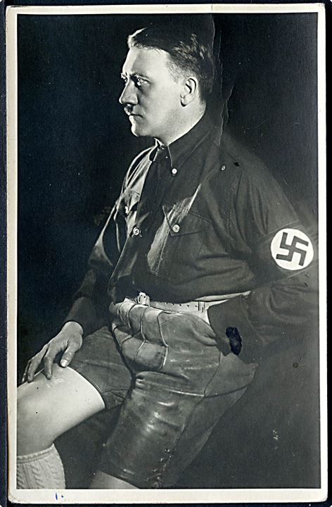 Adolf Hitler i skjorte og shorts. Fotokort u/no. 