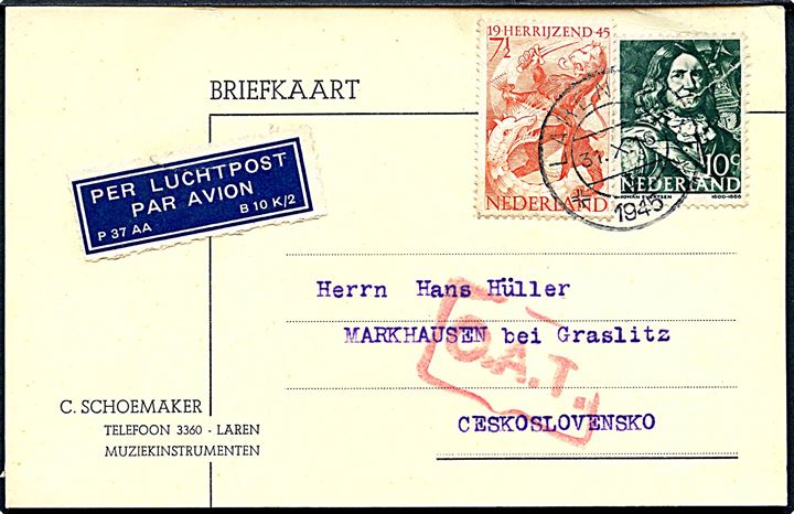 7½ c. og 10 c. (fold/rift) på luftpostkort fra Laren d. 31.10.1945 til Markhausen bei Graslitz, Tjekkoslovakiet. Rødt luftpoststempel O.A.T. (Onward Air Transmission) fra London.