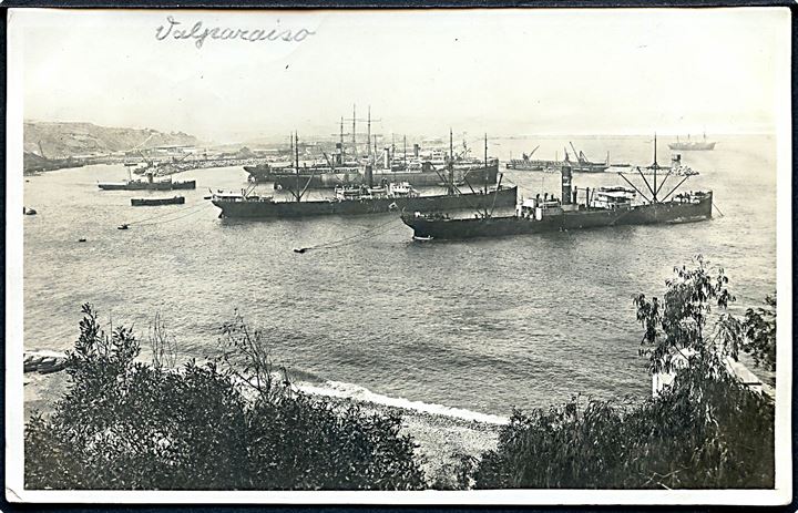 Valparaiso, havneparti med handelsskibe - bl.a. Mærsk dampskib. Fotokort u/no.