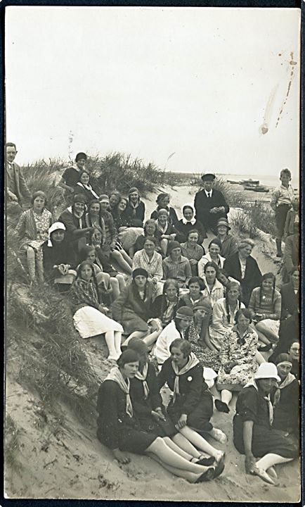 Pigespejdere og andre på strandtur. Anvendt i Hjørring 1960, men måske lidt ældre. Fotokort u/no.