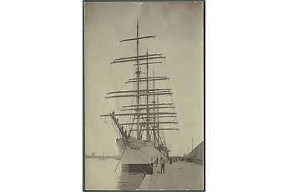 “Viking”, 4-mastet bark, skoleskib ved Langelinie. Fotokort u/no.