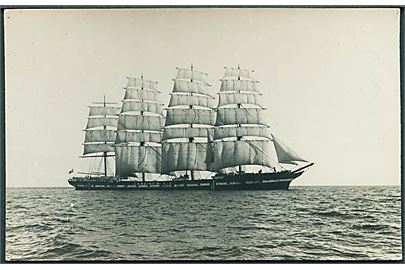 Norge. “Lancing”, 4-mastet fuldskib af Kristiania i neutralitetsbemaling. Fotokort u/no. Nålehuller.