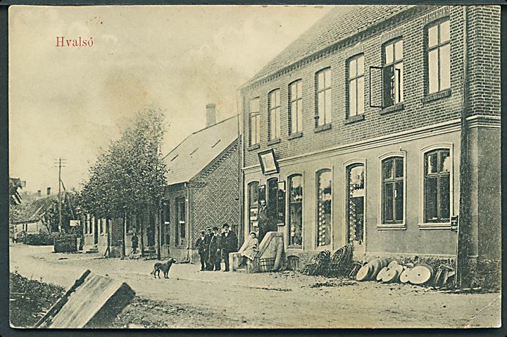 Hvalsø, gadeparti med købmandshandel. Dansk Papirvarefabrik No. 126293.