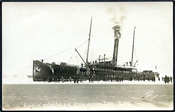 “Cimbria”, S/S, DFDS. Fastfrosset i isen i Limfjorden ved Aalborg d. 6.2.1917. Foto Ohlson u/no.