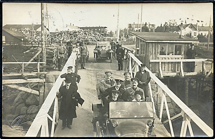 Torneå grænsen, automobiler på grænsebroen. Fotograf Mia Green, Haparanda. Russisk censur 1915.